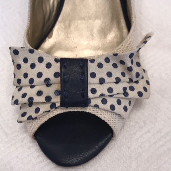Navy & Linen peep toe pumps with polka-dot bow - Picture 6 of 7